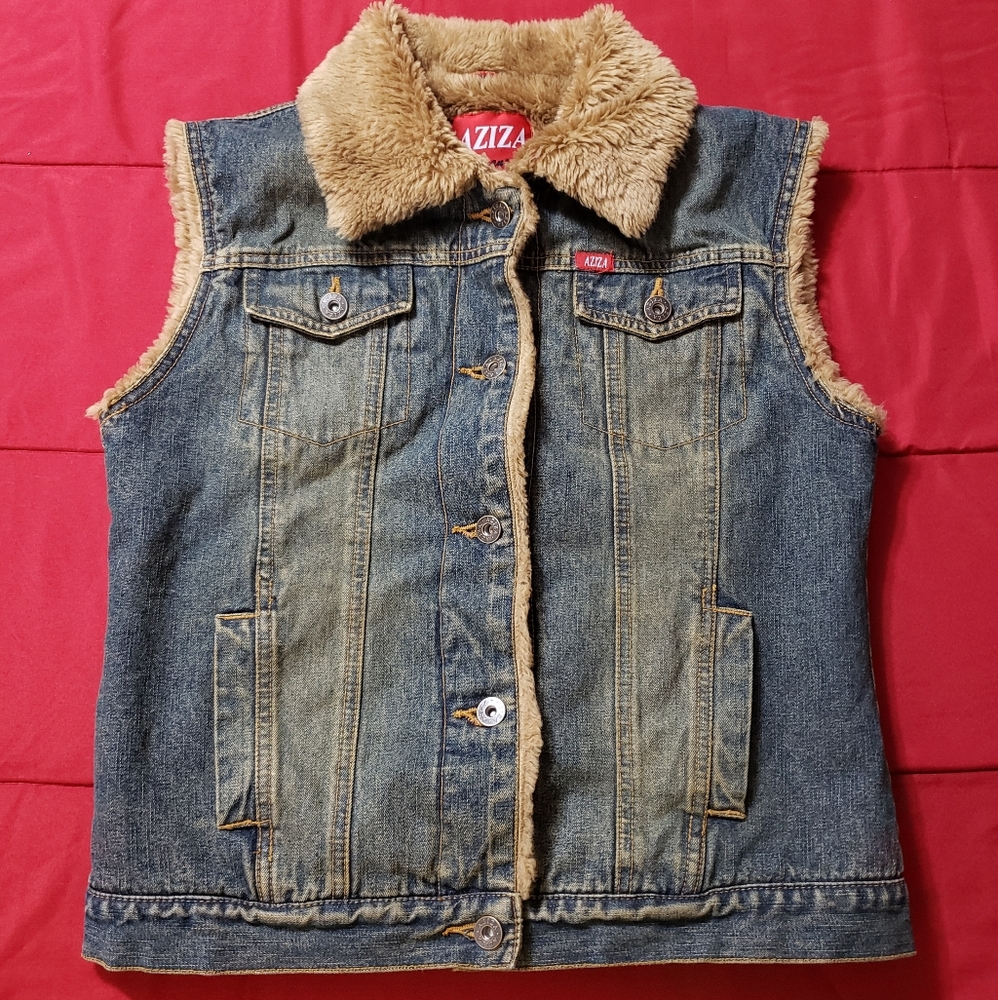 Sleeveless jean jacket with warm lining.